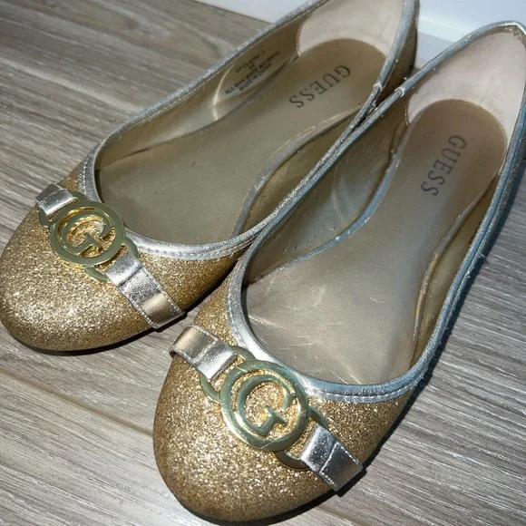 Guess flats gold size 6
